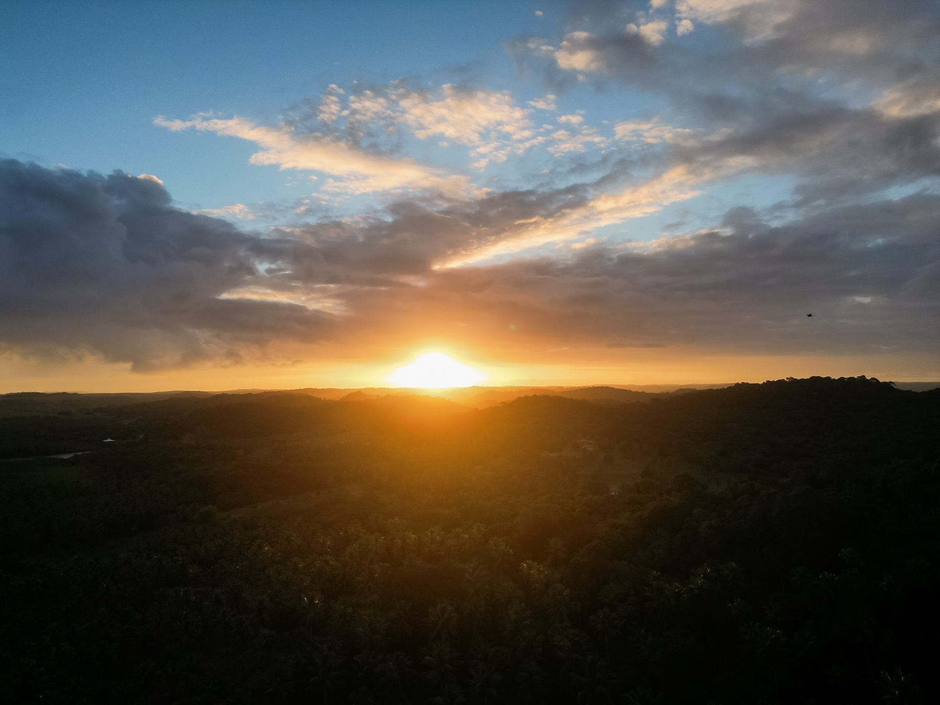 Pôr do sol visto do mirante, sobre o coqueiral