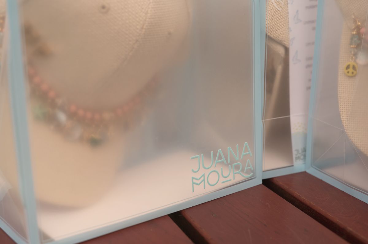 Caixas da Juana Moura com chapéus e acessórios