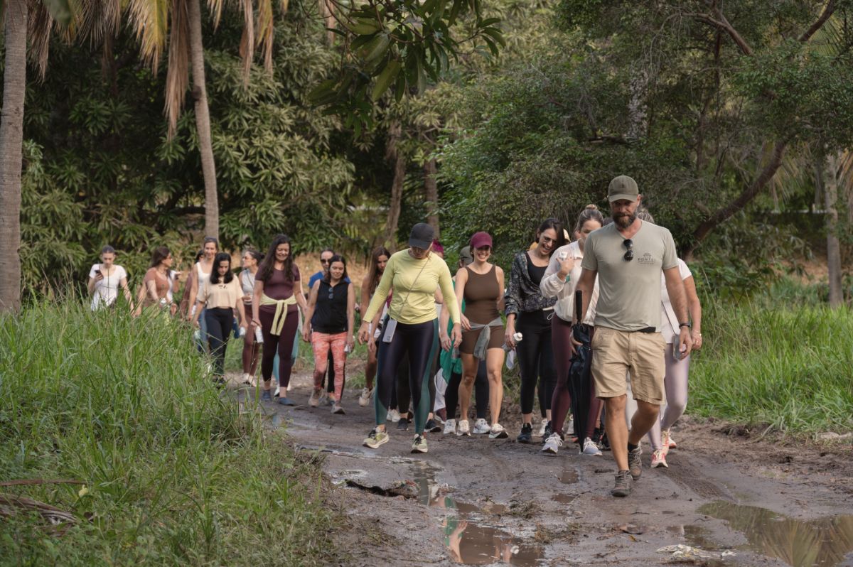 Grupo caminhando pela biotrilha na mata