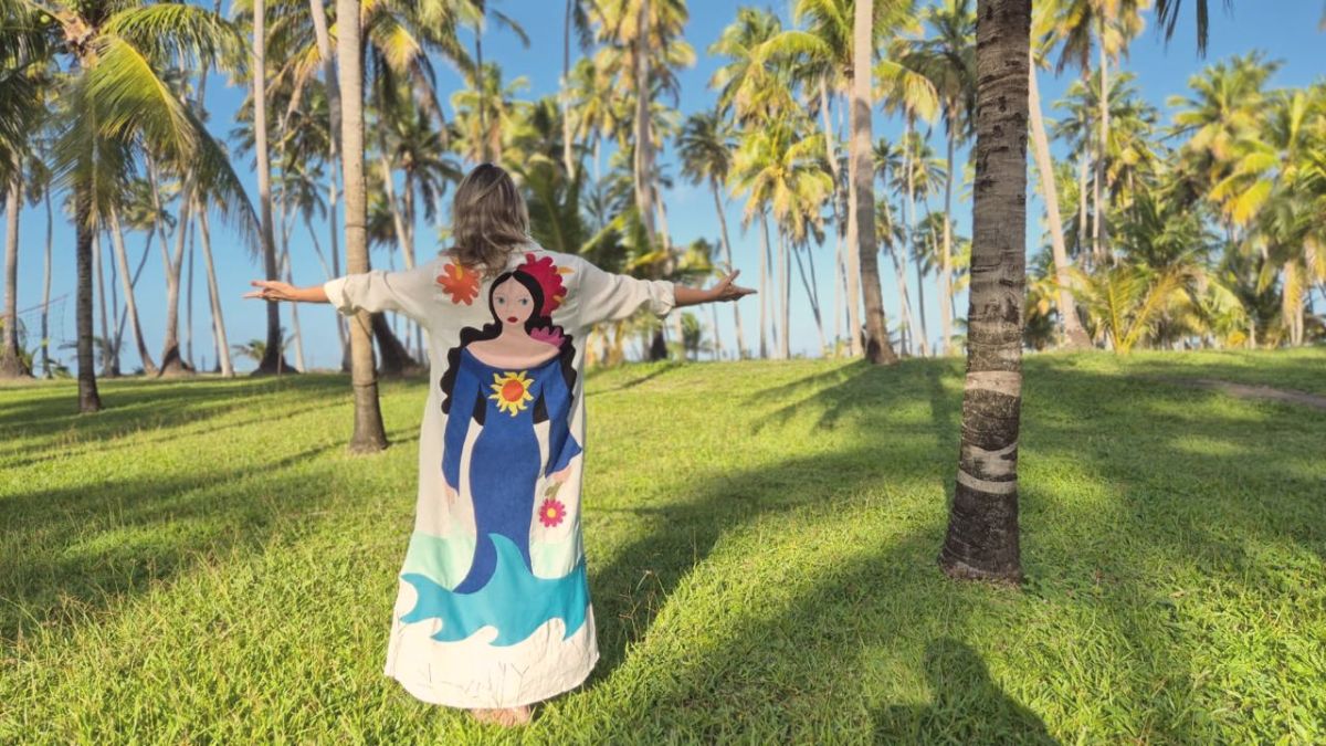Peça de moda artesanal vestida no coqueiral
