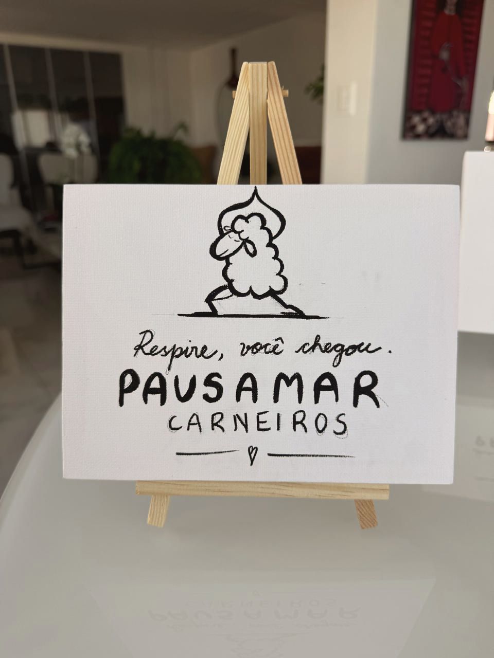 Placa pintada à mão: Respire, você chegou. PAUSAMAR Carneiros