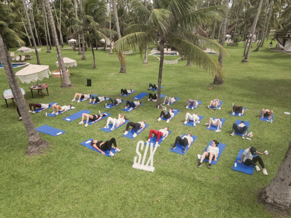 Treino funcional SIX visto de cima, no gramado