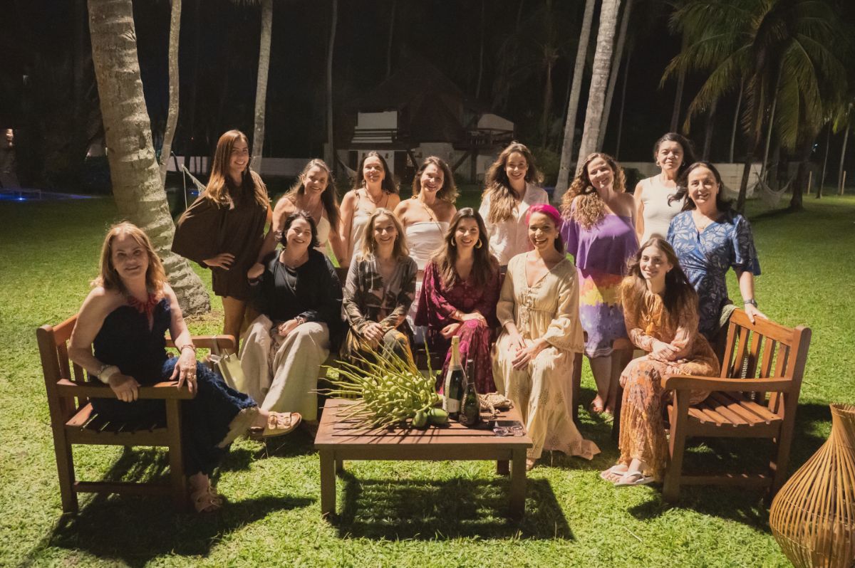 Grupo reunido à noite nos bancos do jardim